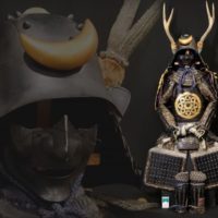 【薩摩住 光忍作 等身大甲冑】鹿角鍬形三日月前立変わり兜 内朱黒塗鉄地面頬 黒塗丸に蛇の目九曜紋胴 鎧櫃付属