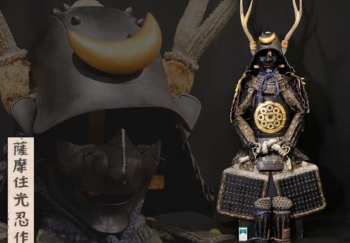 【薩摩住 光忍作 等身大甲冑】鹿角鍬形三日月前立変わり兜 内朱黒塗鉄地面頬 黒塗丸に蛇の目九曜紋胴 鎧櫃付属