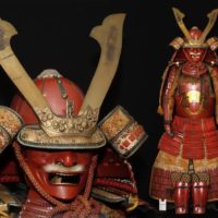 【薩摩国住 十一代光忍作 等身大甲冑】下がり藤紋 鉄地面頬 朱色塗仏胴胸取具足 鎧櫃付属