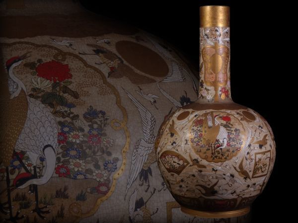 【大作】薩摩 金襴手 蝶花鳥軍配団扇図 鶴首 花器