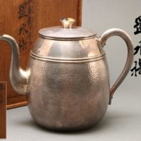 【純銀】平安 光玉堂造 陰陽勾玉巴摘蓋 鎚目 水注 重量554.0g 共箱