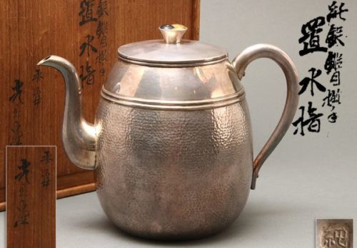 【純銀】平安 光玉堂造 陰陽勾玉巴摘蓋 鎚目 水注 重量554.0g 共箱