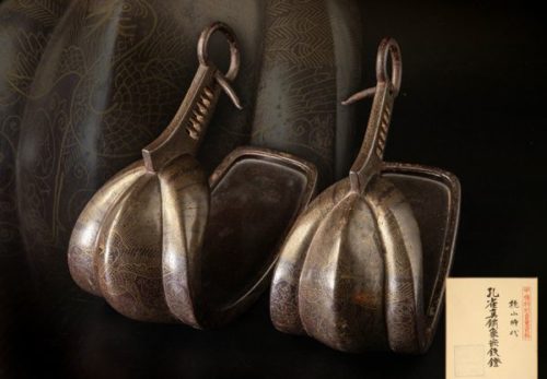 桃山時代 孔雀真鍮象嵌鉄鐙