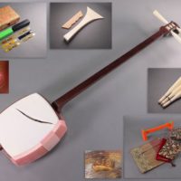 和楽器 熊谷楽器店 三味線 トチ目紅木中棹 二本溝 金細 金具K18刻 綾杉胴 ケース付属