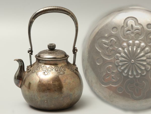 煎茶道具 紋様入 菊摘蓋 銀瓶