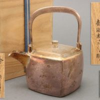 【銀製】釜師 角谷興兵衛造 南鐐四方銚子 青海波ツボツボ彫