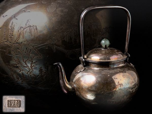 【純銀刻】翡翠摘花蝶図蓋 山水図 銀瓶