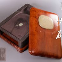 書道具 在銘 菱模様彫 側漢文刻 端渓硯 大硯 砡装飾蓋付属 合箱