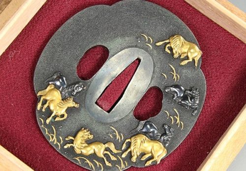 武具 銅地 魚々子地鍍金盛上馬図 木瓜形 奈良派鐔 合箱