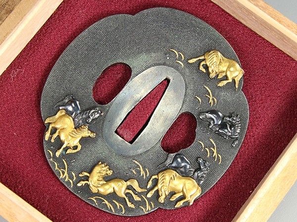 武具 銅地 魚々子地鍍金盛上馬図 木瓜形 奈良派鐔 合箱