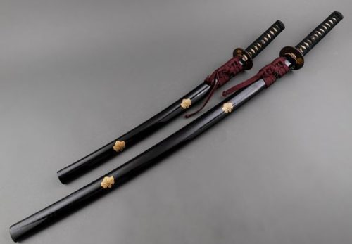 武具 黒塗桐紋蒔絵鞘 鉄地鍍金桐紋透紋様入鍔 鍍金桐紋縁頭 白鮫肌柄 大小拵