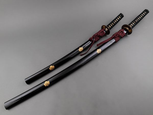 武具 黒塗桐紋蒔絵鞘 鉄地鍍金桐紋透紋様入鍔 鍍金桐紋縁頭 白鮫肌柄 大小拵