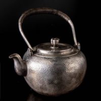 【純銀刻】錦綾堂造 籐巻提手 鎚目 銀瓶 重量320g 合箱