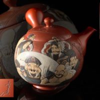 常滑名人 吉川雪堂作 壷堂刻「七福神」朱泥彩色細密画急須 美品