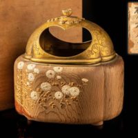 神代杉 螺鈿細工 菊高蒔絵 四足 木瓜形 香爐 真鍮地 菊唐草文刻火屋 合箱