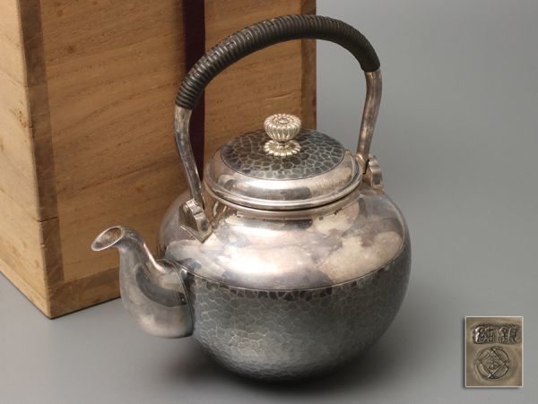 【純銀刻】松阪屋製 菊摘蓋 鎚目 銀瓶