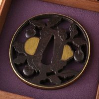 【鐔工 武州伊藤派 図録掲載品】江戸時代中期 武州住 家命銘 鉄地 長方形 地透 肉彫 糸透 茄子図鐔