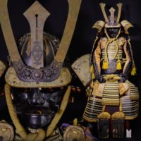 等身大甲冑 三つ鍬前立兜 内朱黒塗鉄地面頬 黒塗龍図胴 鎧櫃付属