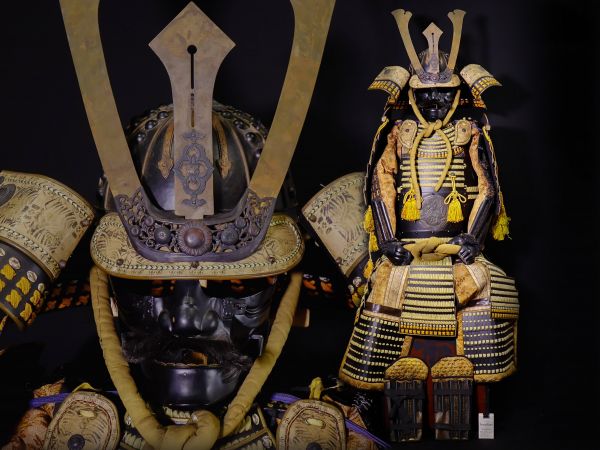 等身大甲冑 三つ鍬前立兜 内朱黒塗鉄地面頬 黒塗龍図胴 鎧櫃付属