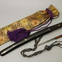 武具 短刀 拵え 井上和泉守兼貞銘 赤銅魚子地小柄 黒漆塗角象嵌鞘 三鈷杵形目貫柄