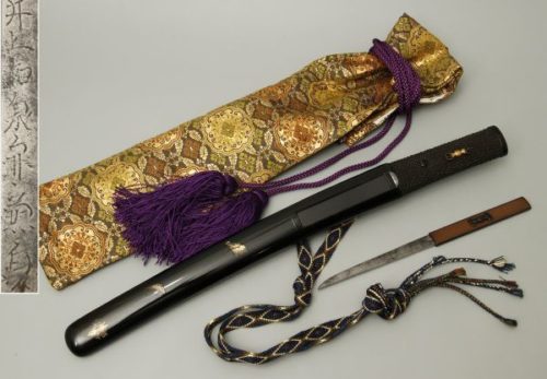武具 短刀 拵え 井上和泉守兼貞銘 赤銅魚子地小柄 黒漆塗角象嵌鞘 三鈷杵形目貫柄
