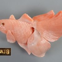 金具K18刻 珊瑚 金魚図 帯留