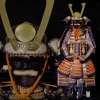 【黒胴当世素掛 緋縅 等身大甲冑】丸紋前立兜 内朱黒塗鉄地面頬 鎧櫃付属