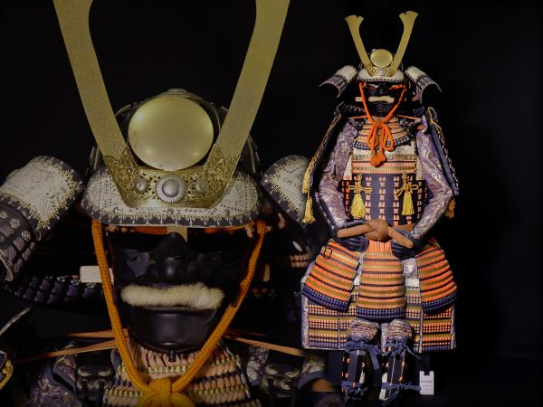 【黒胴当世素掛 緋縅 等身大甲冑】丸紋前立兜 内朱黒塗鉄地面頬 鎧櫃付属