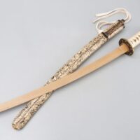 武具 拵え 鮫皮研出鞘 銅魚々子地鍍金菊花紋木瓜形両櫃鍔 銅魚々子地鍍金草花昆虫図小柄 縁頭 獅子目貫白鮫肌柄