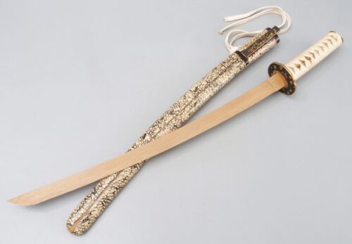 武具 拵え 鮫皮研出鞘 銅魚々子地鍍金菊花紋木瓜形両櫃鍔 銅魚々子地鍍金草花昆虫図小柄 縁頭 獅子目貫白鮫肌柄