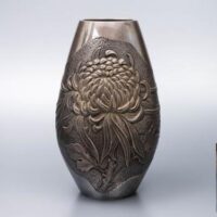 【純銀刻】在銘 打出菊文 花瓶 重量636.5g 合箱 / 金工美術銀器華道具茶道具茶室花器花入花生壷壺シルバーsilver