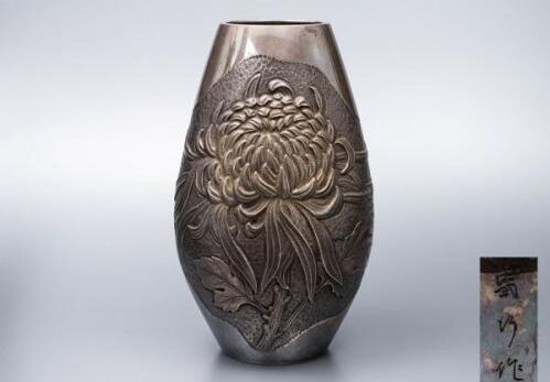 【純銀刻】在銘 打出菊文 花瓶 重量636.5g 合箱 / 金工美術銀器華道具茶道具茶室花器花入花生壷壺シルバーsilver