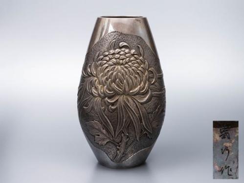【純銀刻】在銘 打出菊文 花瓶 重量636.5g 合箱 / 金工美術銀器華道具茶道具茶室花器花入花生壷壺シルバーsilver