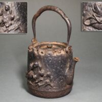 煎茶道具 龍文堂造 銀象嵌提手 盛上人物蛙図 鉄瓶