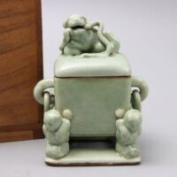 【山西省友好記念館所蔵品】 中国美術 青磁 獅子摘蓋 唐子四足 四方香炉