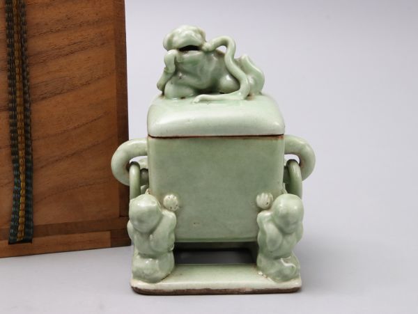 【山西省友好記念館所蔵品】 中国美術 青磁 獅子摘蓋 唐子四足 四方香炉