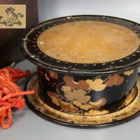 和楽器 黒塗葉蒔絵胴 皮在銘 附締太鼓 締太鼓台 箱付属