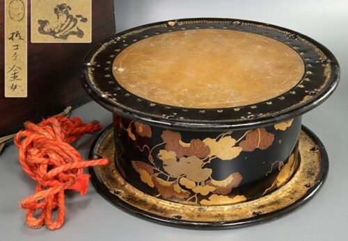 和楽器 黒塗葉蒔絵胴 皮在銘 附締太鼓 締太鼓台 箱付属