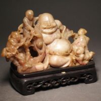 中国美術 鶏血石 布袋と唐子 置物 唐木台座付属