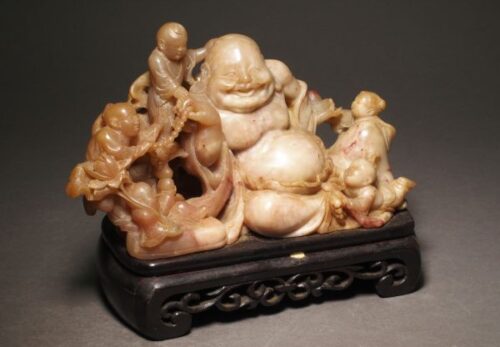 中国美術 鶏血石 布袋と唐子 置物 唐木台座付属