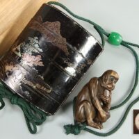 提げ物 螺鈿細工山水図 黒塗 印籠 在銘木彫猿根付 緒締 合箱
