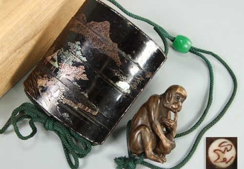 提げ物 螺鈿細工山水図 黒塗 印籠 在銘木彫猿根付 緒締 合箱