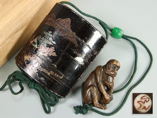 提げ物 螺鈿細工山水図 黒塗 印籠 在銘木彫猿根付 緒締 合箱