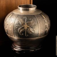 【純銀刻】三越製 打出 紋様入 壷 重量483.0g 台座付属 合箱