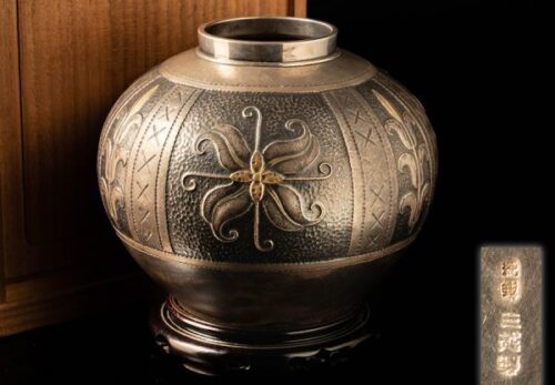 【純銀刻】三越製 打出 紋様入 壷 重量483.0g 台座付属 合箱