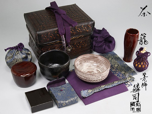 茶道具【国弘】作 花唐草蒔絵 煤竹編御所籠 三島手茶碗・瓢箪茶入・香合・茶筅筒 他 和田鱗司箱付属